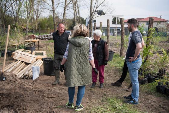 Önkéntesek segítették a fatelepítést az arborétumnál.