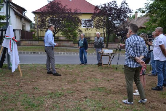 Kovács Péter polgármester és Szász József alpolgármester átadják az utat a lakók gyűrűjében.