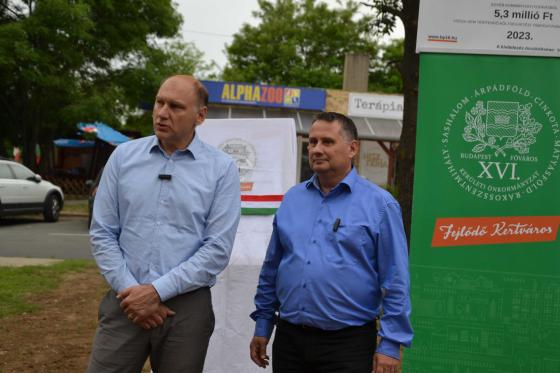 Kovács Péter polgármester és Szász József alpolgármester átadják az utat.