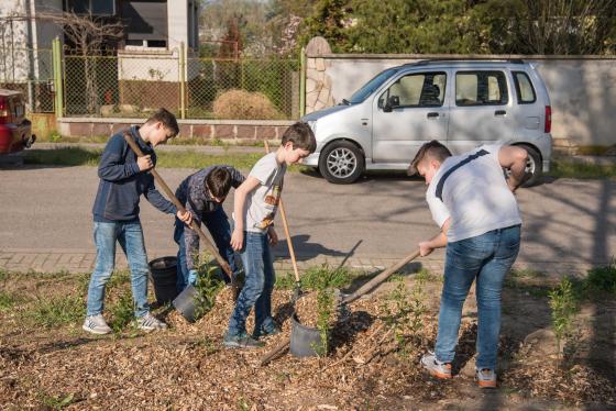 Önkéntesek segítették a fatelepítést az arborétumnál.