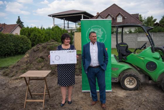 Kovács Péter polgármester és Zánkai Gabika mutatja a játszótér tervrajzát.
