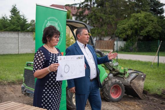 Kovács Péter polgármester és Zánkai Gabika mutatja a játszótér tervrajzát.