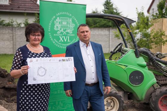 Kovács Péter polgármester és Zánkai Gabika mutatja a játszótér tervrajzát.