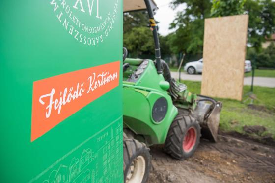 A kivitelező markolója.