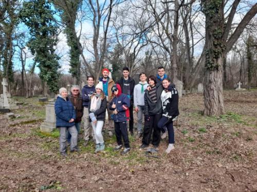 A 929. sz. Szent Mihály cserkészcsapat a rákosszentmihályi régi temetőben.