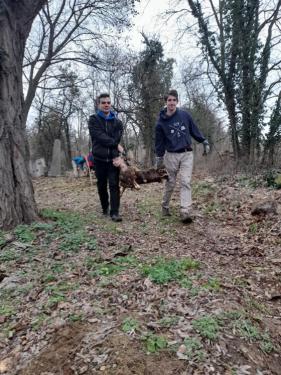 Farönköt cipel két cserkész a rákosszentmihályi régi temetőben.