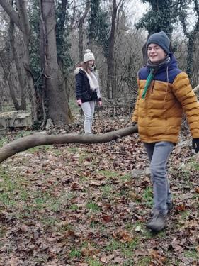 Faágat cipel egy cserkész a rákosszentmihályi régi temető takarításakor.