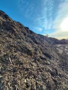 Halmokba gyűjtött falevelek és nyesedékek a Bökényföldi útról megközelíthető közösségi komposztálónál.