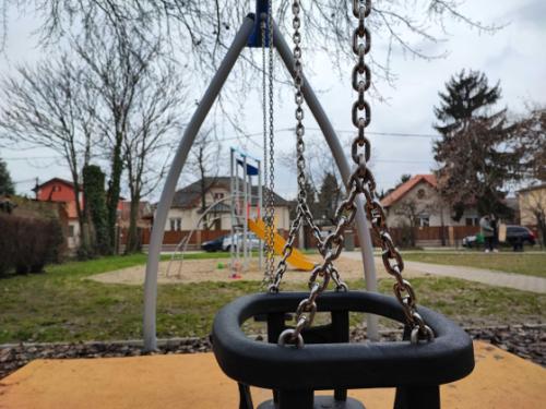 A felújított Emma utcai játszótér egyik új hintája.