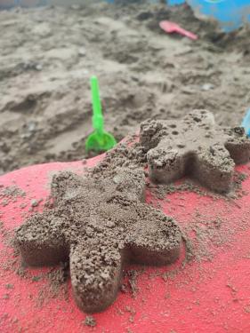 Homoksütik az Emma utcai játszótér homokozójában.