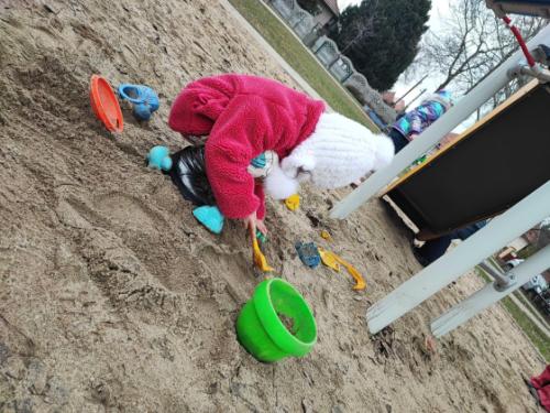 Kisgyerek homokozik az Emma utcai játszótér új homokozójában.