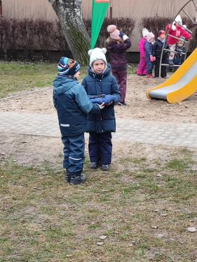 Gyerekek a a felújított Emma utcai játszótéren.