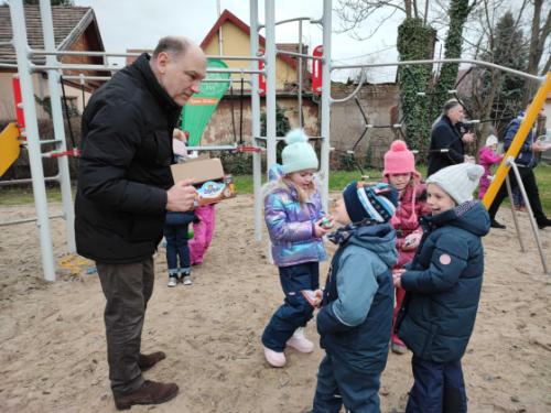 Szász József alpolgármester gyerekekkel beszélget a felújított Emma utcai játszótérnél.
