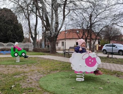 Gyerekek játszanak a a felújított Emma utcai játszótéren.