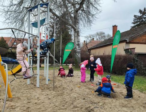 Gyerekek a a felújított Emma utcai játszótéren.
