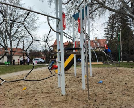 A felújított Emma utcai játszótér egyik új mászókája.