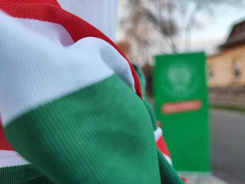 Magyar trikolort lobogtat a szél.