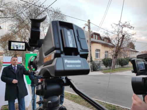 Kovács Péter polgármestert veszi a kamera a Rózsa utca átadóján.