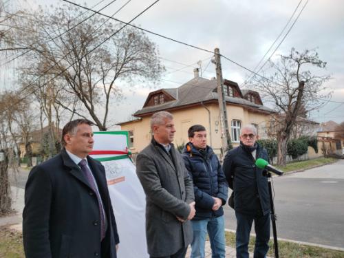 Kovács Péter polgármester, Szatmáry Kristóf országgyűlési képviselő, Dobre Dániel és Szatmáry László önkormányzati képviselők átadják a megújúlt Rózsa utcát.