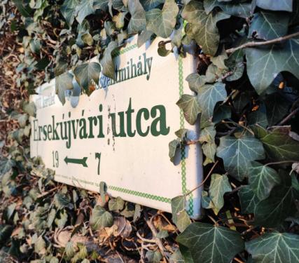 Utcatábla a kerítésen