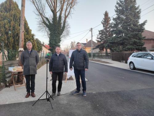 Kovács Péter polgármester, Szatmáry Kristóf országgyűlési képviselő és Horváth Ádám önkormányzati képviselő az átadón
