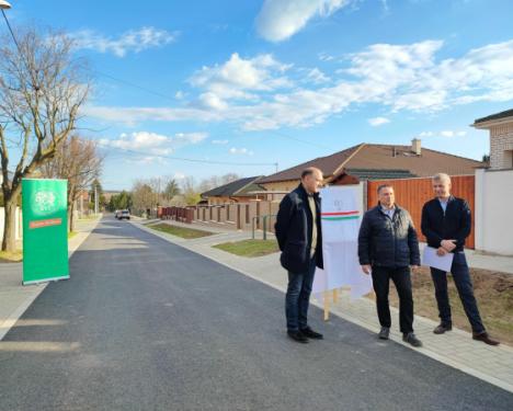 Kovács Péter polgármester, Szász József alpolgármester és Szatmáry Kristóf országgyűlési képviselő beszédet mond