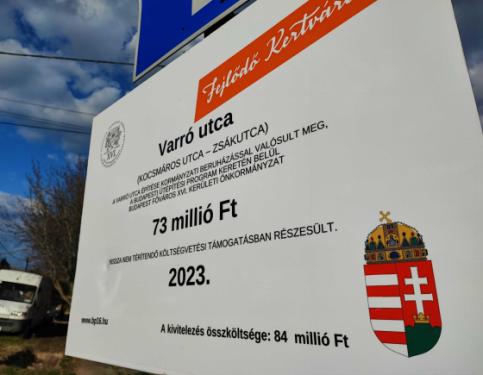 A felújított utca táblája