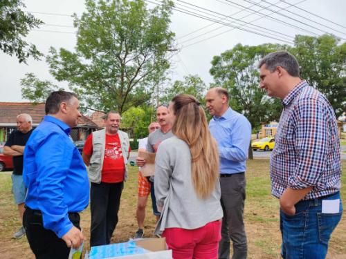 Kovács Péter polgármester és Szász József alpolgármester átadják az utat a lakók gyűrűjében.