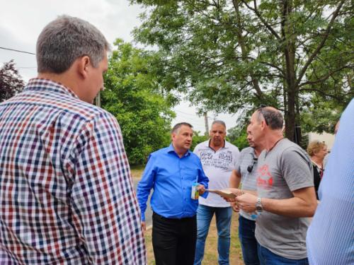 Kovács Péter polgármester és Szász József alpolgármester átadják az utat a lakók gyűrűjében.