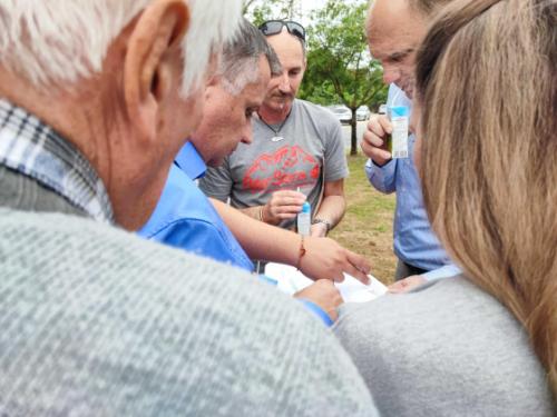 Kovács Péter polgármester és Szász József alpolgármester átadják az utat a lakók gyűrűjében.
