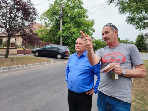 Kovács Péter polgármester és Szász József alpolgármester átadják az utat a lakók gyűrűjében.