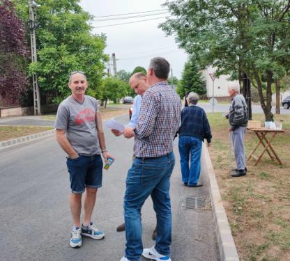 Kovács Péter polgármester és Szász József alpolgármester átadják az utat a lakók gyűrűjében.