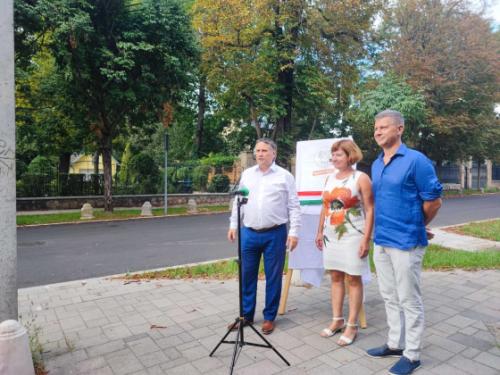 Kovács Péter polgármester, Ács Anikó alpolgármester és Szatmáry Kristóf országgyűlési képviselő a Táncsics utca átadóján.