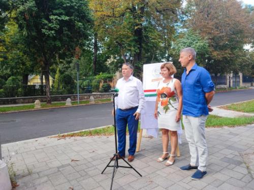 Kovács Péter polgármester, Ács Anikó alpolgármester és Szatmáry Kristóf országgyűlési képviselő a Táncsics utca átadóján.