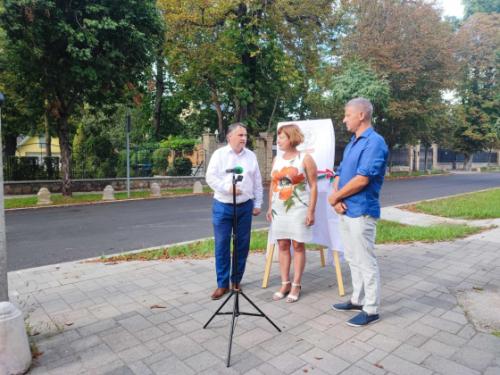 Kovács Péter polgármester, Ács Anikó alpolgármester és Szatmáry Kristóf országgyűlési képviselő a Táncsics utca átadóján.