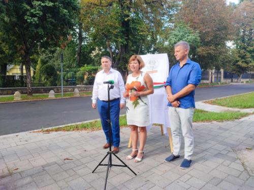 Kovács Péter polgármester, Ács Anikó alpolgármester és Szatmáry Kristóf országgyűlési képviselő a Táncsics utca átadóján.