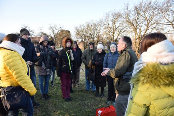 Ádám Attila István főkertész magyarázza a metszés alapjait a megjelenteknek.