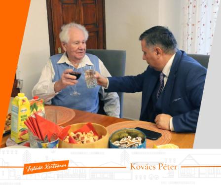 Kovács Péter polgármester köszönti Petz Józsefet kilencvenedik születésnapja alkalmából.