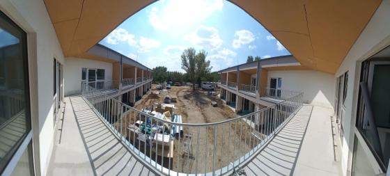 az épület előtti rész az egyik erkélyről fotózva