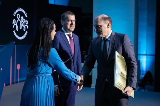 Idősbarát Önkormányzat Díjat vesz át Szász József alpolgármester Koncz Zsófia, családokért felelős államtitkártól és Dukai Miklós önkormányzati államtitkártól