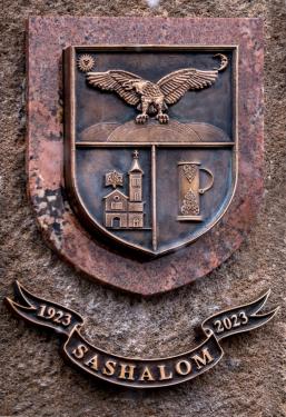 Sashalom 100 emlékévre készült címer.