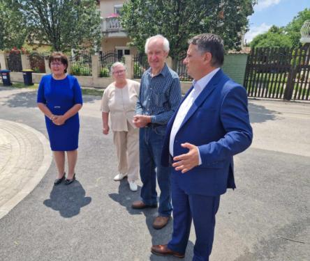 Kovács Péter és Zánkai Péterné az utca lakóival beszélget