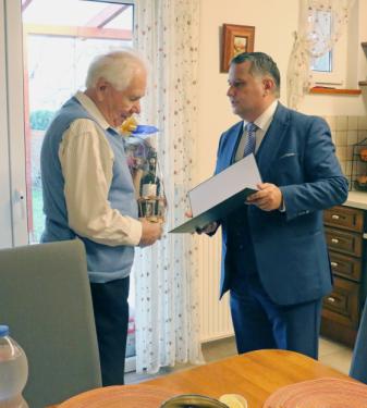 Kovács Péter polgármester köszönti Petz Józsefet kilencvenedik születésnapja alkalmából.