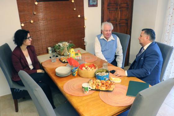 Kovács Péter polgármester köszönti Petz Józsefet kilencvenedik születésnapja alkalmából.