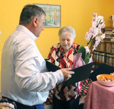 Kovács Péter polgármester köszönti Kati nénit.