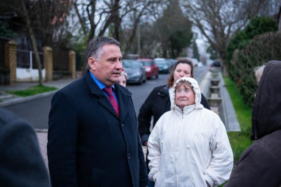 Kovács Péter polgármester az utca lakóval beszélget