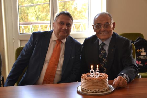 Kovács Péter polgármester köszönti Mohácsi Ferencet