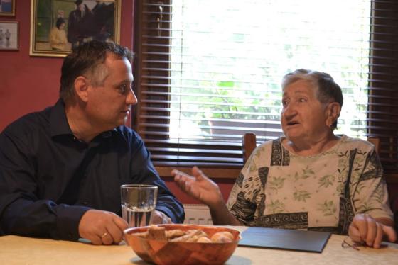 Kati néni és polgármester úr beszélgetnek