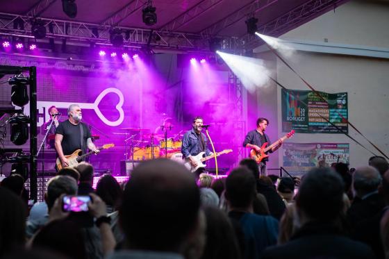 Szórakozó tömeg a majálison Magna Cum Laude koncert alatt.