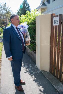 Kovács Péter polgármester várakozik a kapu előtt